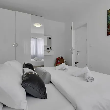 Hortenzija Apartment *