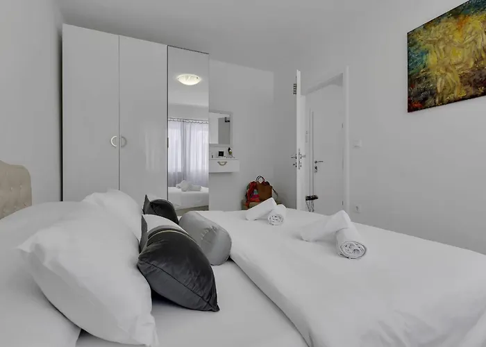 Hortenzija Apartment *